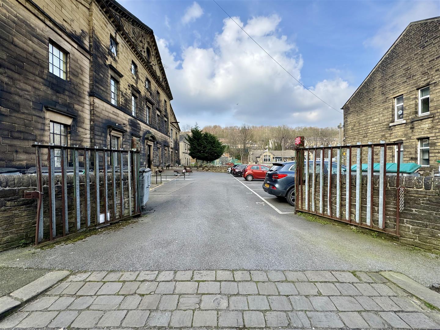 Flat Dowker Street in Kirklees