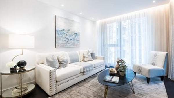 Flat Ponton Road in Greater London