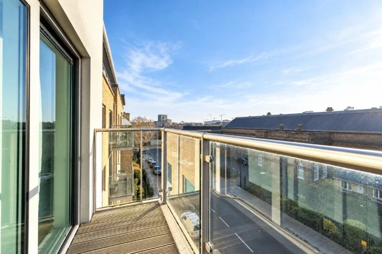 Flat Argyll Road in Greater London