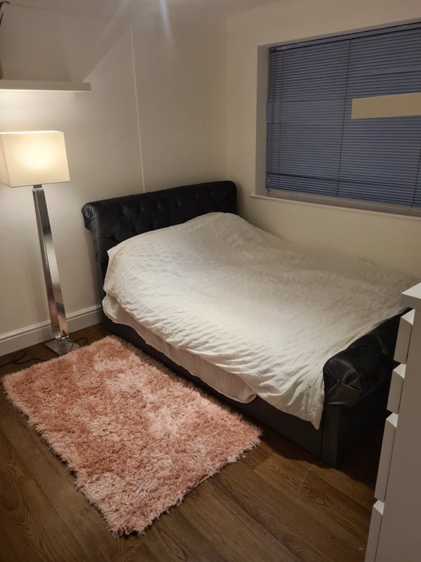 Room Passingham Avenue in Basildon