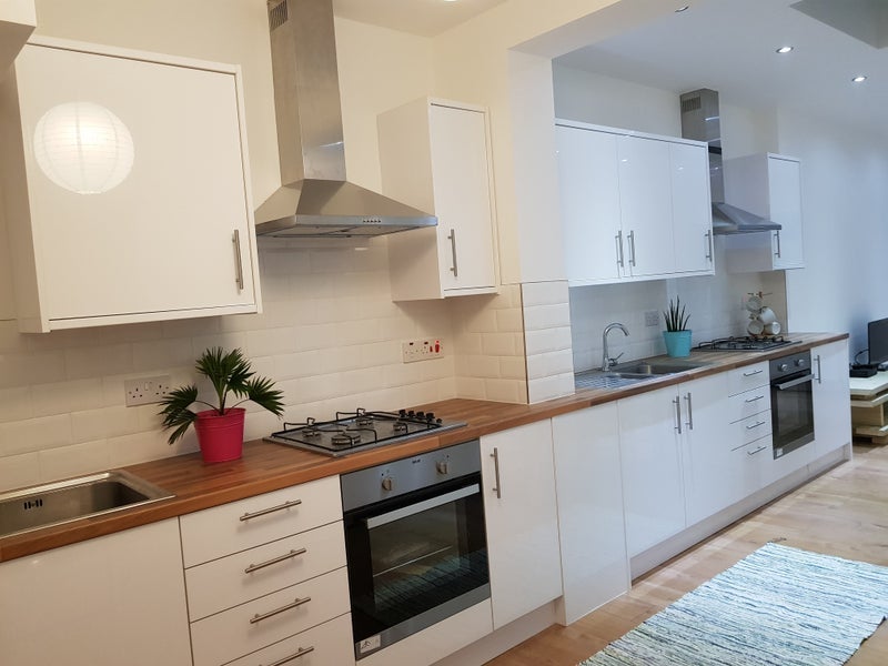 Room Oakdale Road in Greater London