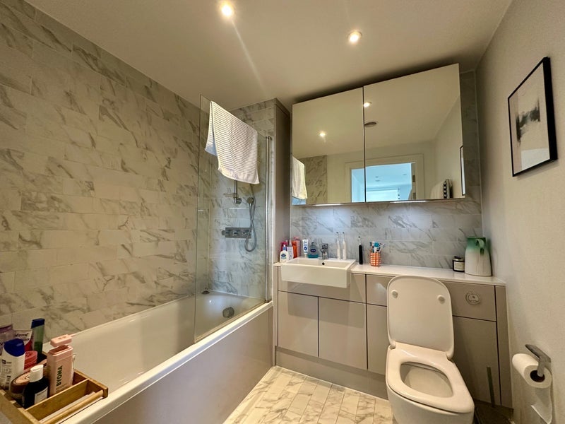 Flat Sayer Street in Greater London