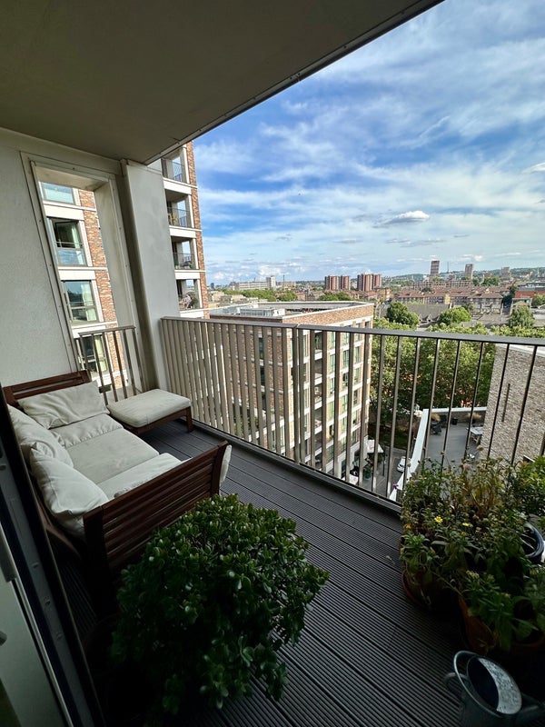 Flat Sayer Street in Greater London