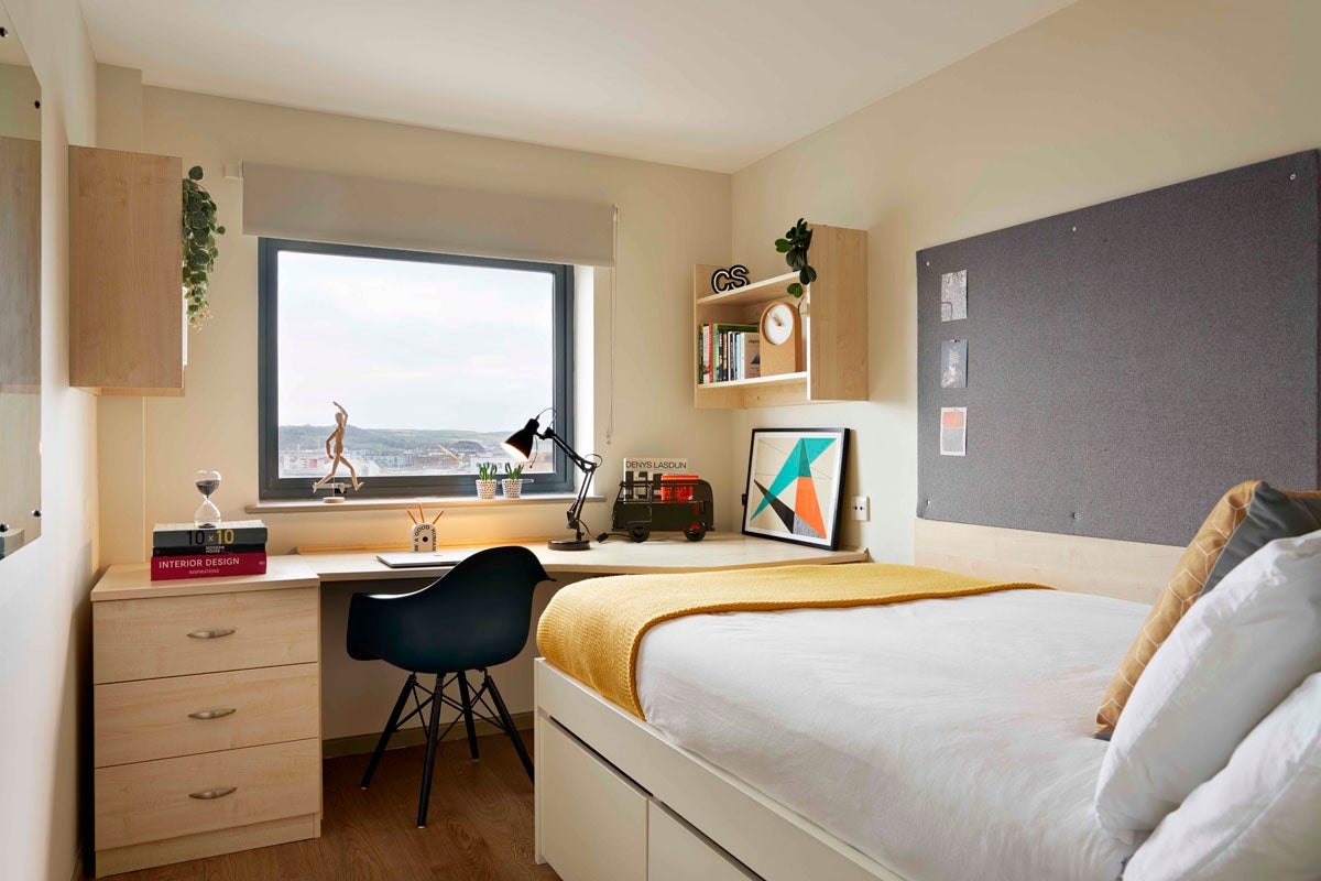 Room Cobourg Street in Plymouth