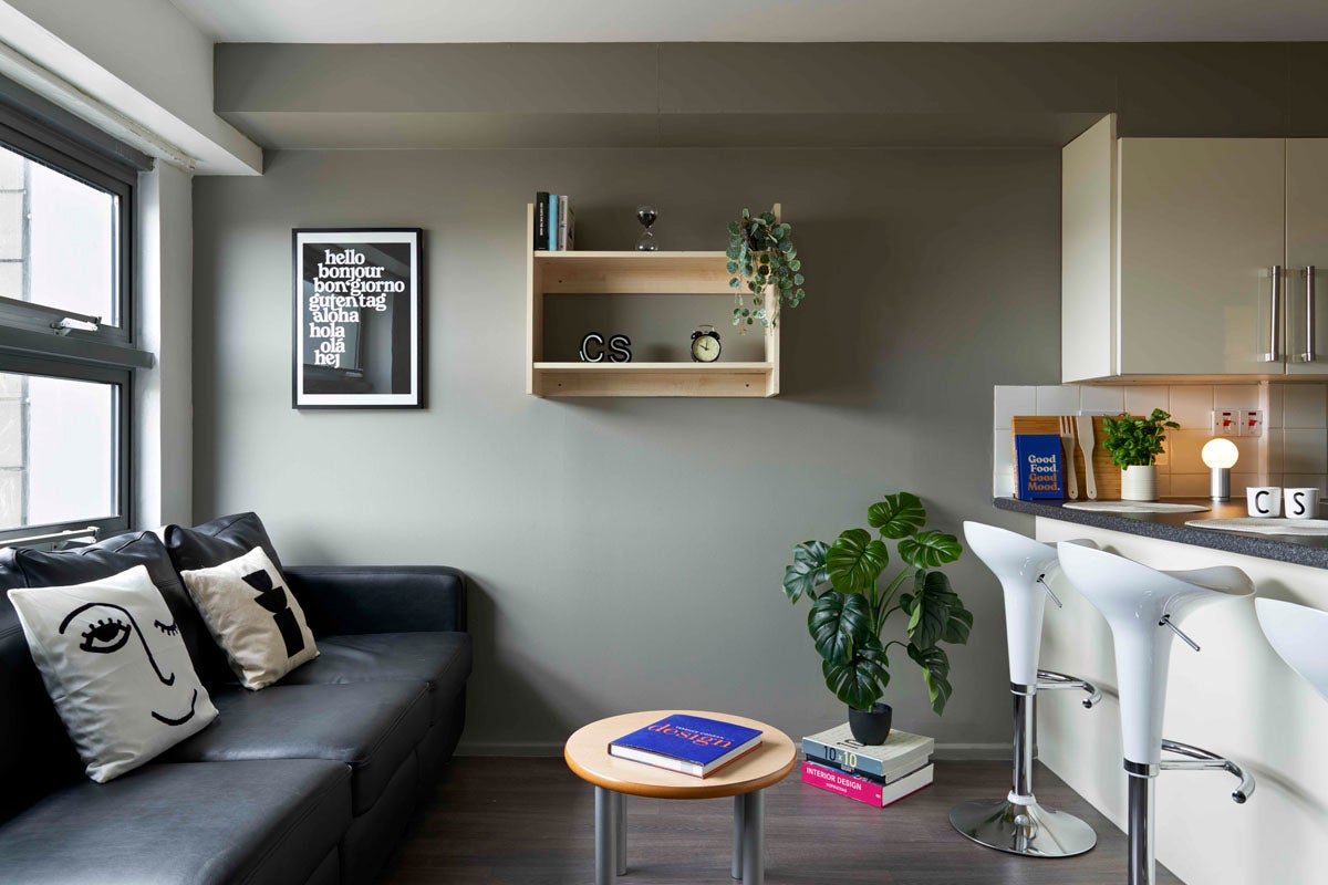 Room Cobourg Street in Plymouth