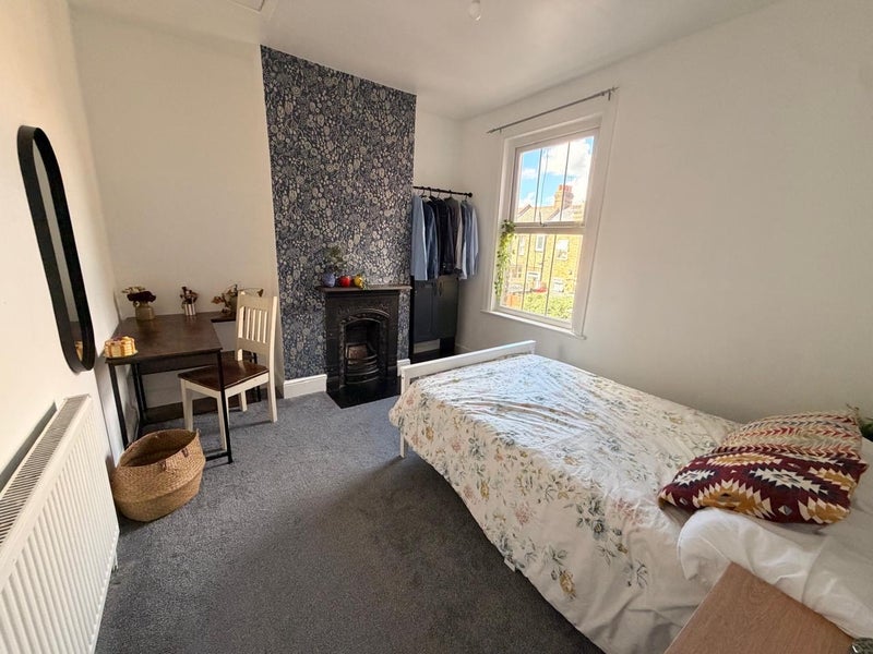 Room Farrant Avenue in Greater London