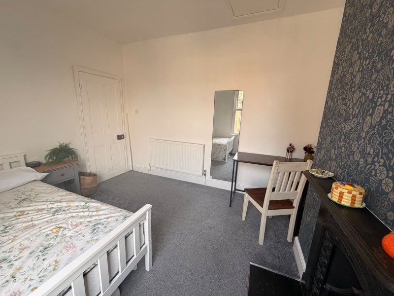 Room Farrant Avenue in Greater London