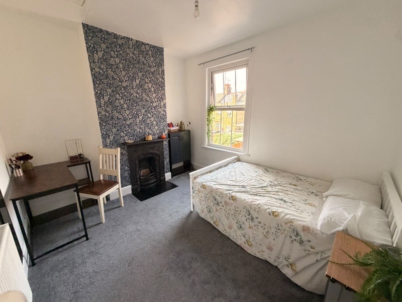 Room Farrant Avenue in Greater London