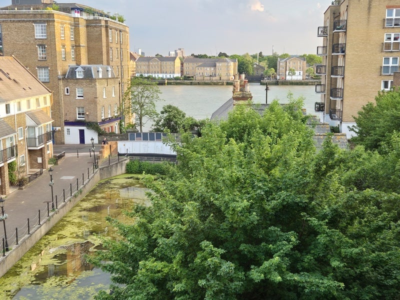 Flat Narrow Street in Greater London