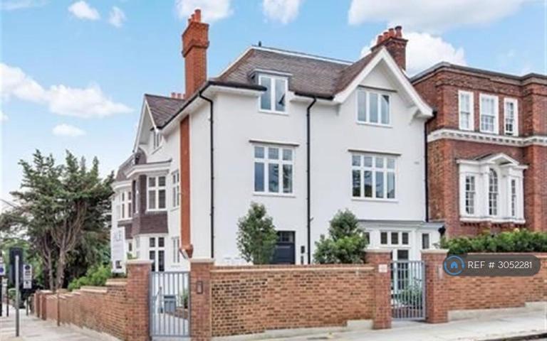 Flat West Heath Road in London