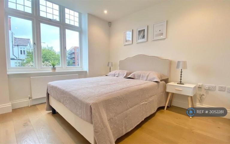 Flat West Heath Road in London