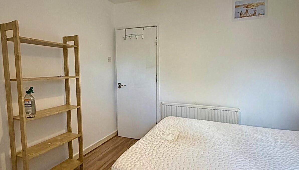 Room Ninian Park Road in Cardiff