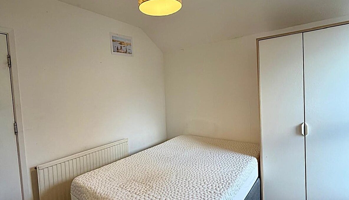 Room Ninian Park Road in Cardiff