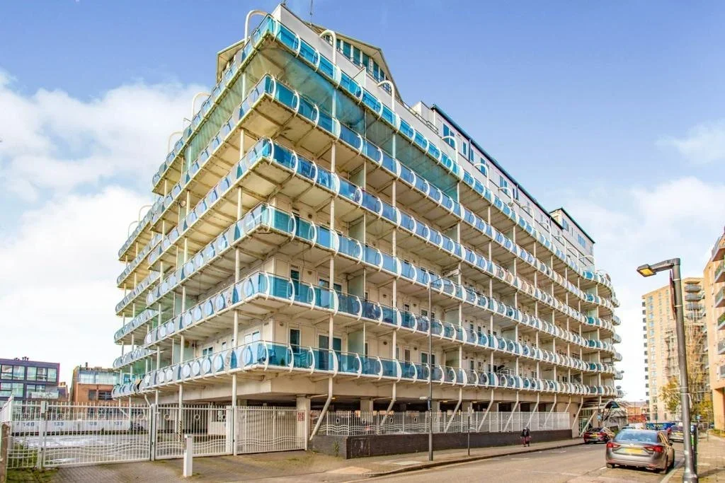 Flat Lyon Road in Greater London