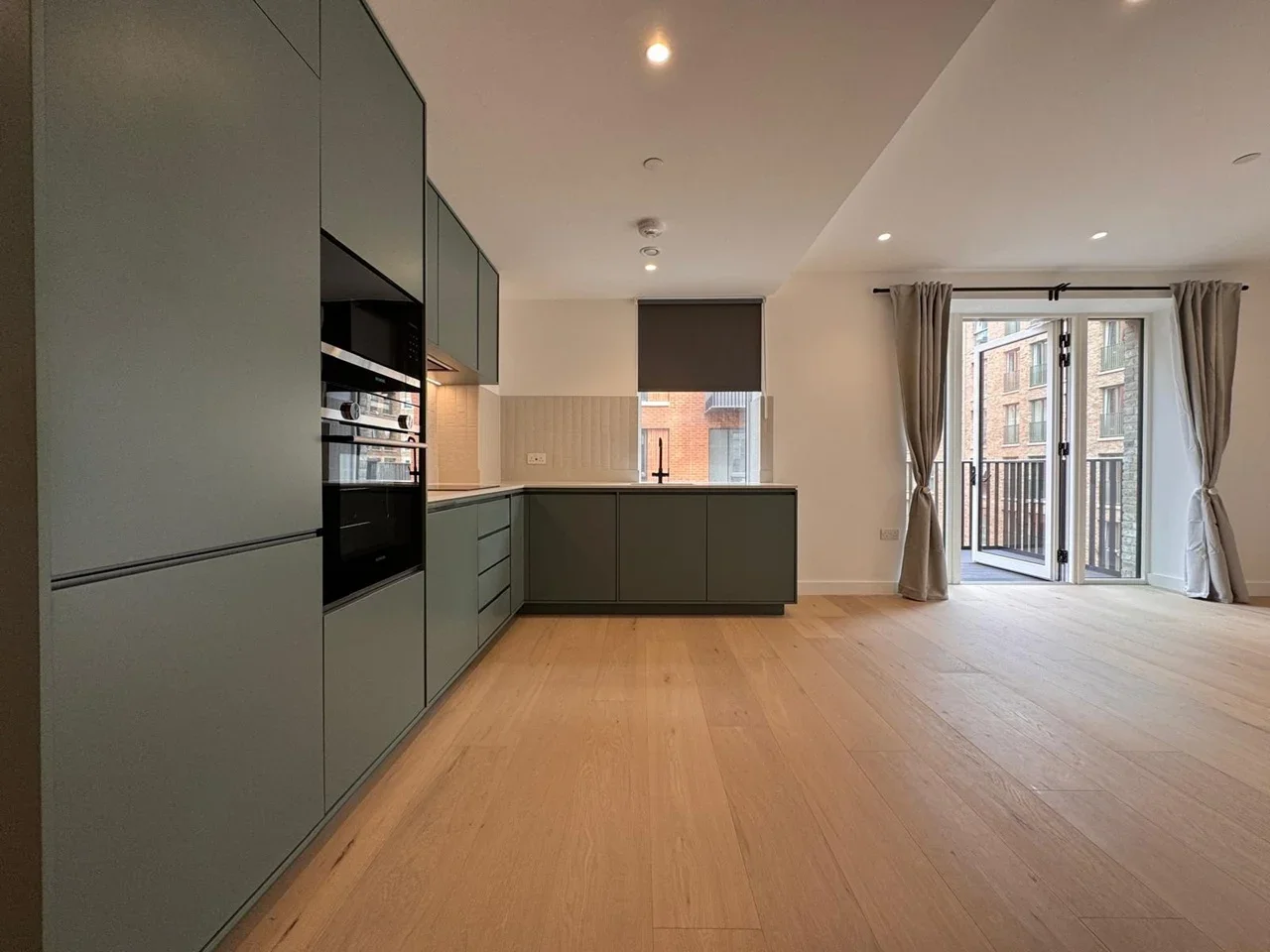 Flat Parkview Avenue in Greater London