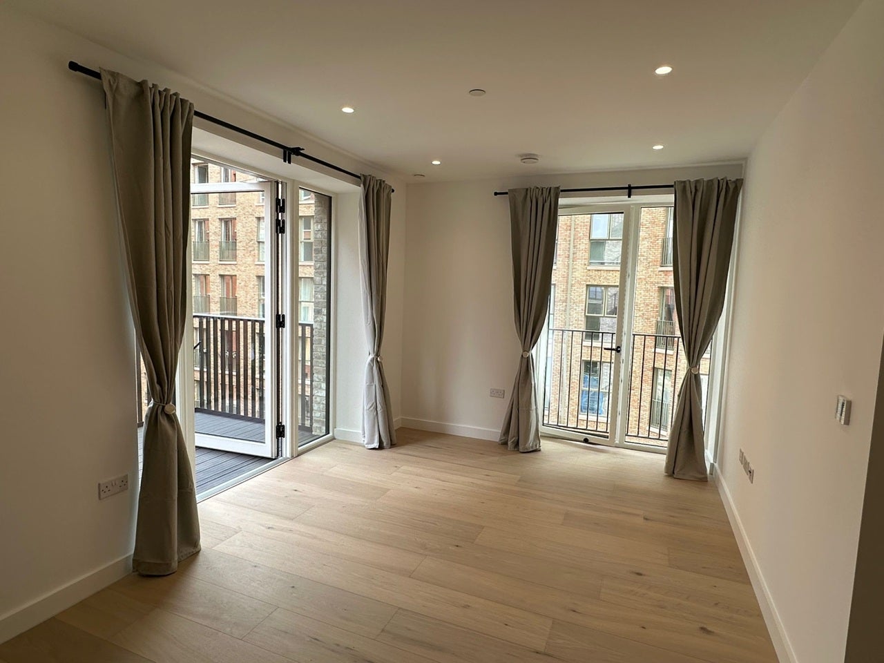 Flat Parkview Avenue in Greater London