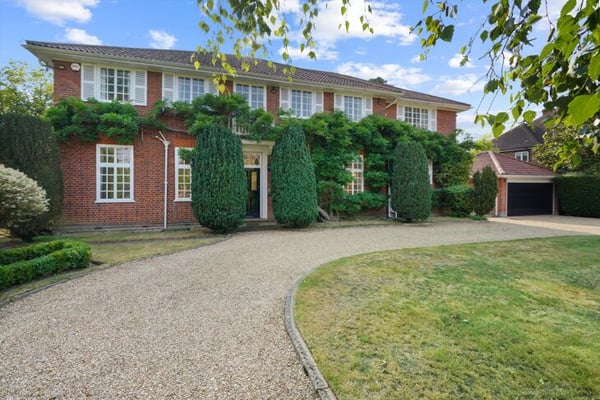 House New Road in Elmbridge