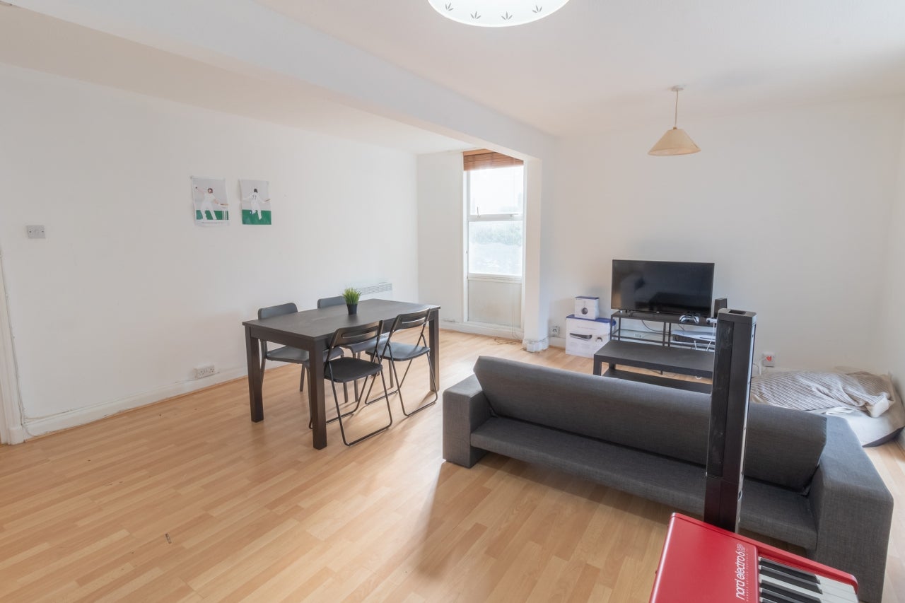 Flat Falcon Road in Greater London