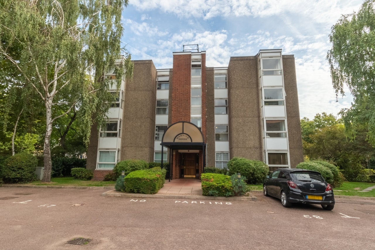 Flat Falcon Road in Greater London