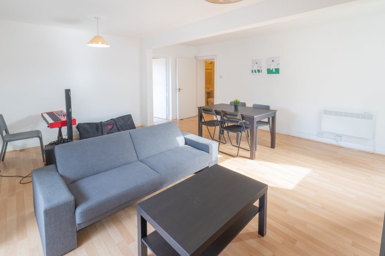 Flat Falcon Road in Greater London