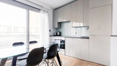 Flat Spring Street in City of Westminster