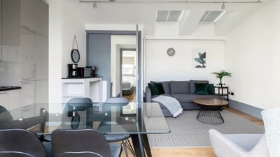 Flat Spring Street in City of Westminster