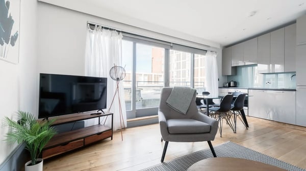 Flat Spring Street in City of Westminster