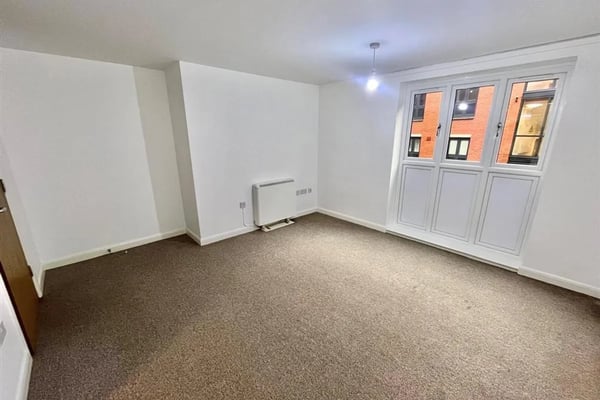 Flat Short Stairs in Nottingham