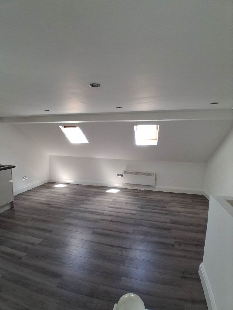 Flat Saunders Road in Greater London