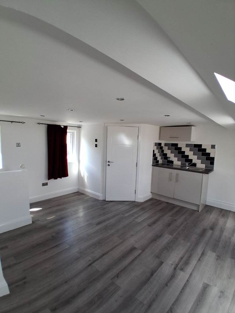 Flat Saunders Road in Greater London