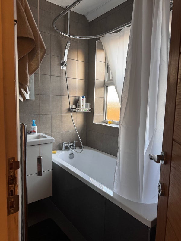 Room Upton Road South in Greater London
