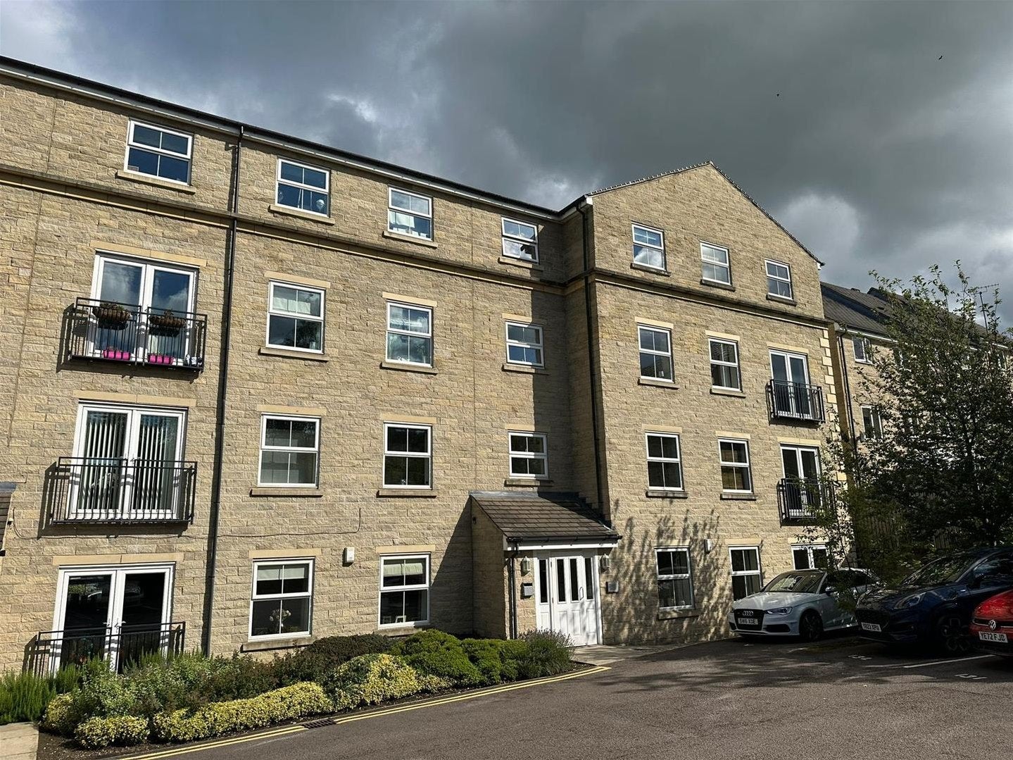 Flat Axminster Drive in Calderdale