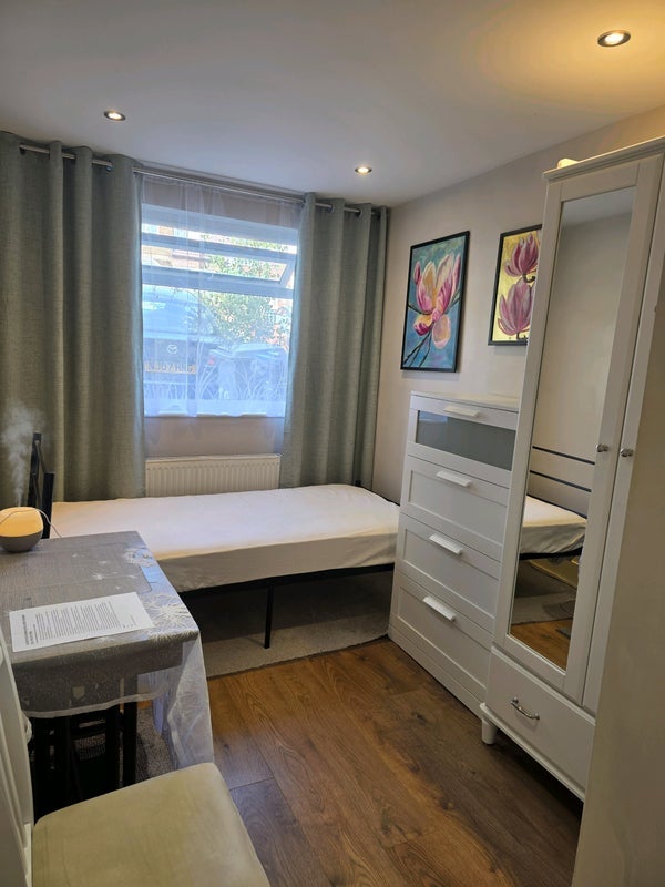 Room Basing Hill in Greater London