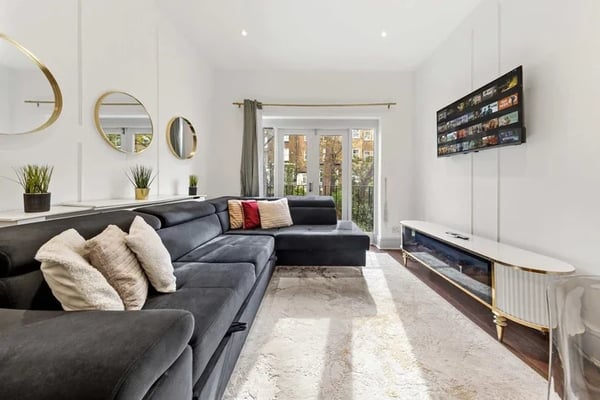 Flat Holland Road in Greater London