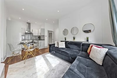 Flat Holland Road in Greater London