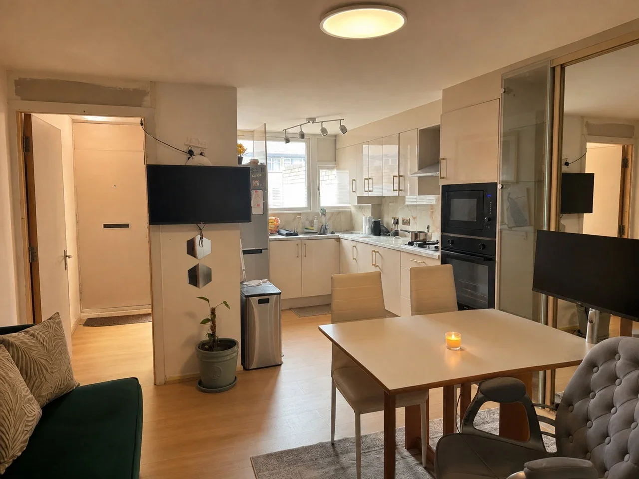 Room Mayfield Close in London