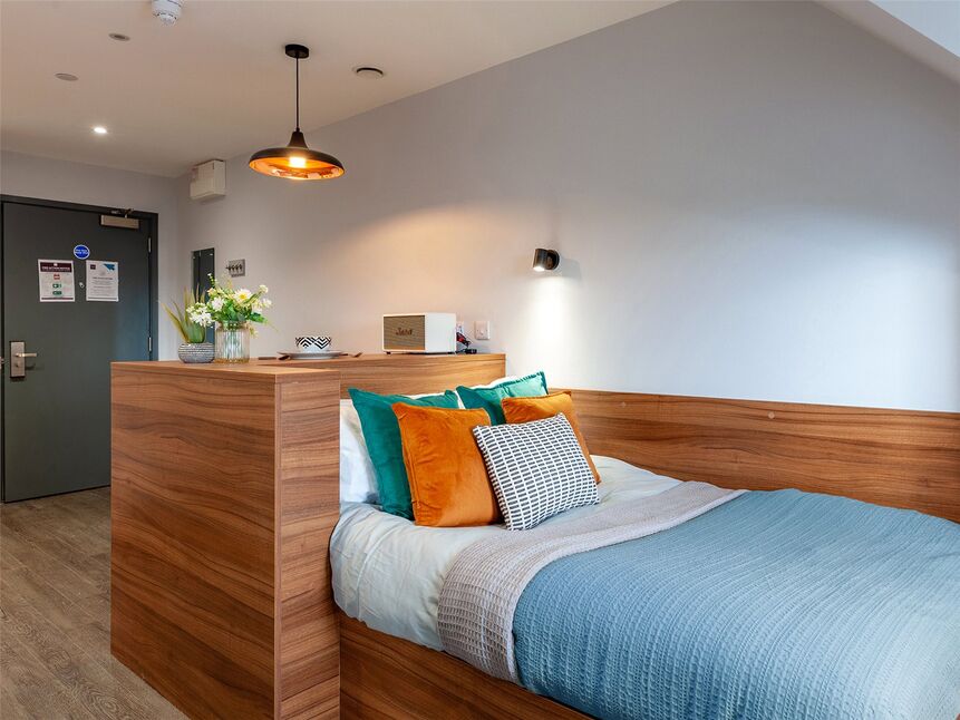 Room High Street in Borough of Runnymede