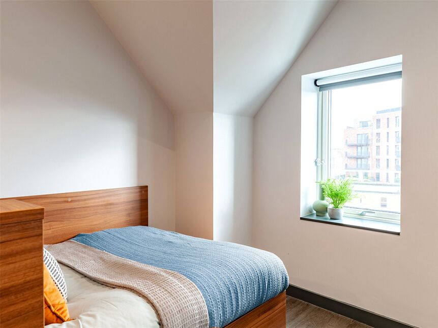 Room High Street in Borough of Runnymede