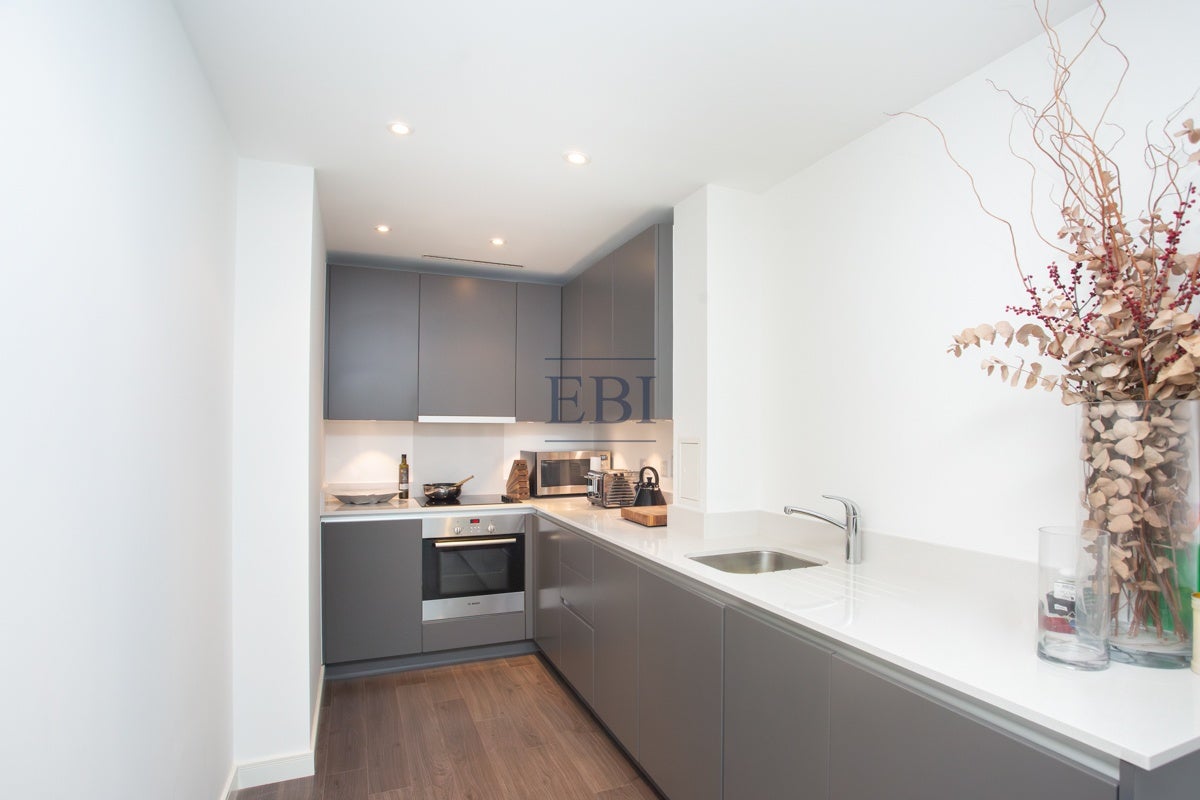Flat Wellesley Road in Greater London