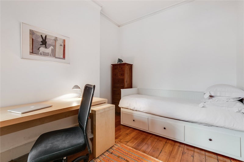 Room Fulham Road in Greater London