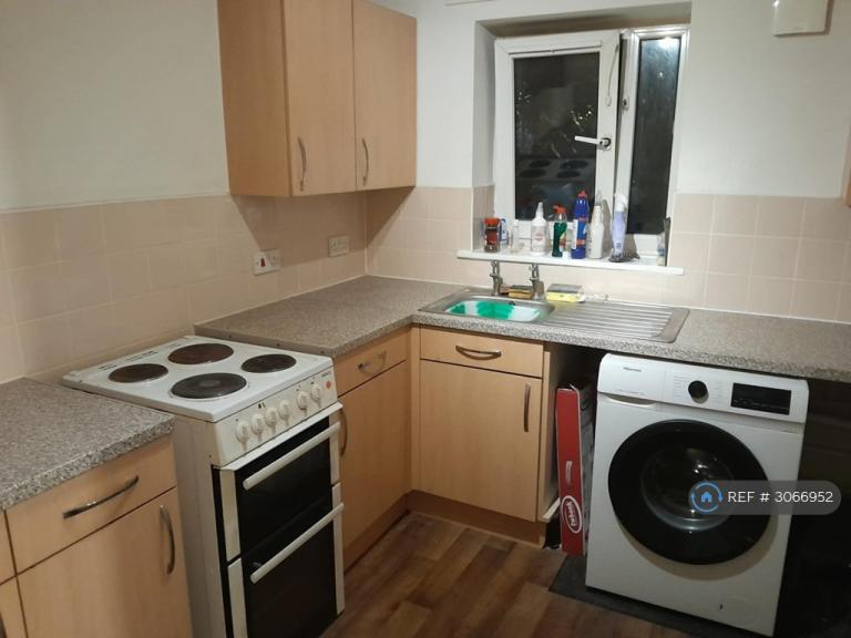 Room Deal Court in Northampton