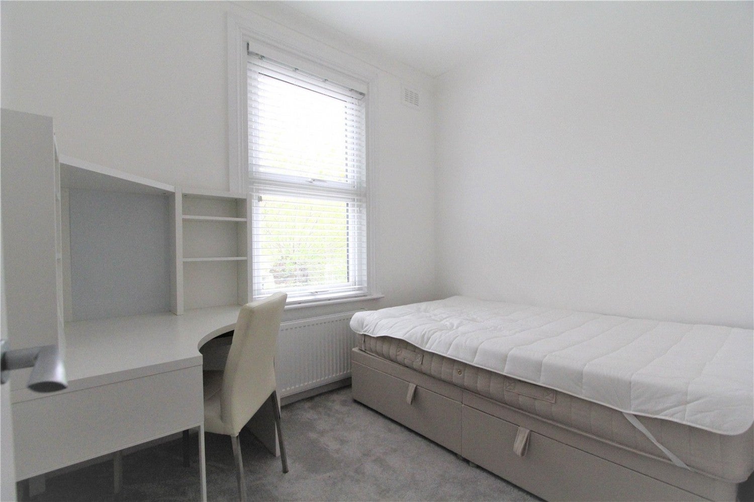 Flat Greenhill Road in Greater London