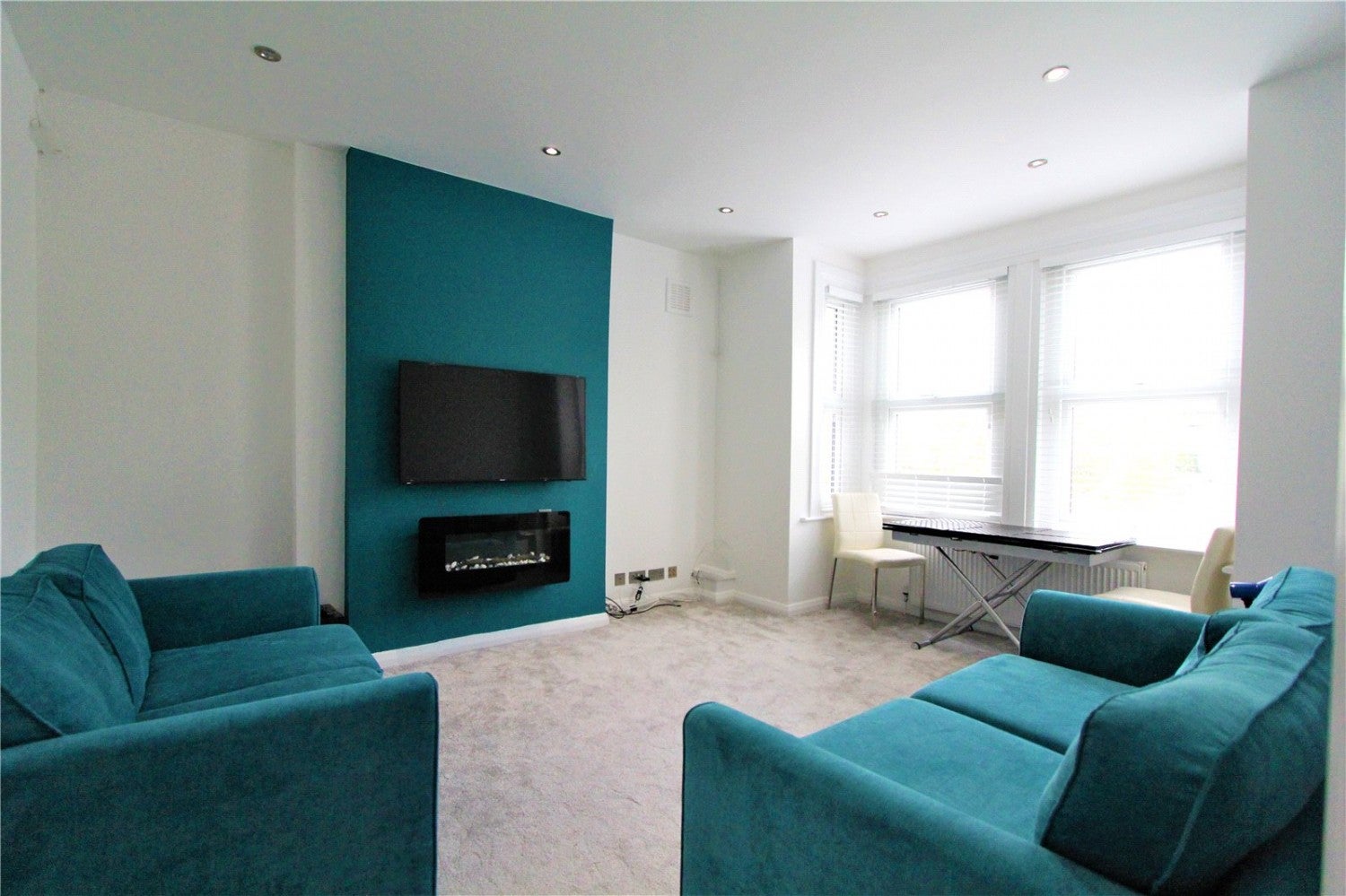 Flat Greenhill Road in Greater London