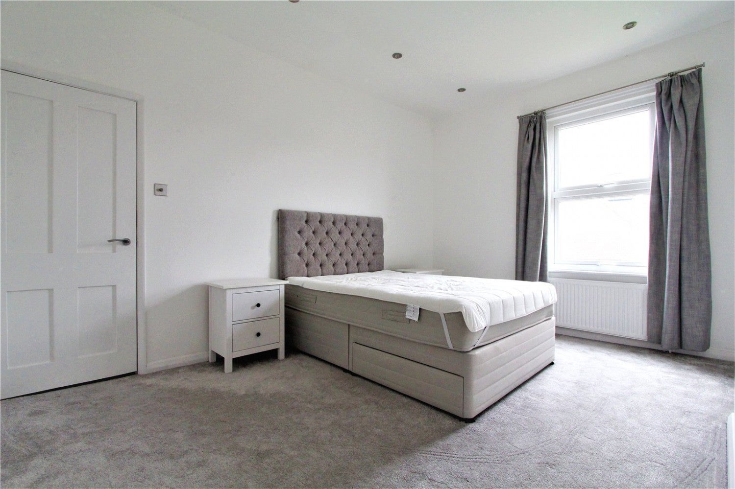 Flat Greenhill Road in Greater London