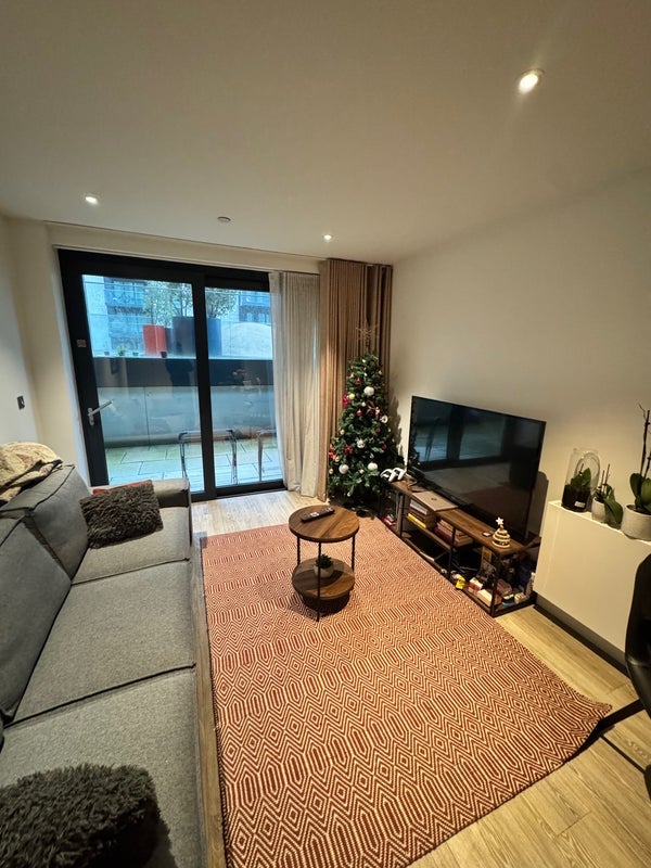 Flat Exhibition Way in Greater London