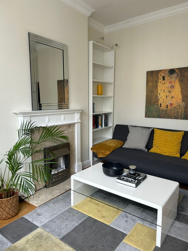 Flat Kempsford Gardens in Greater London