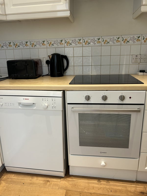 Flat Kempsford Gardens in Greater London
