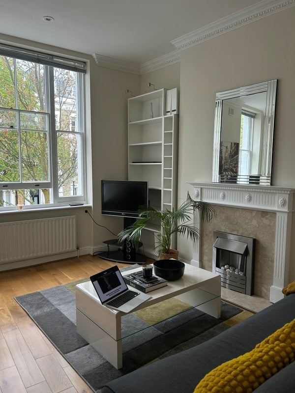 Flat Kempsford Gardens in Greater London