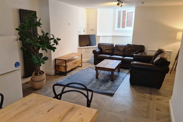 Room Delph Lane in Leeds