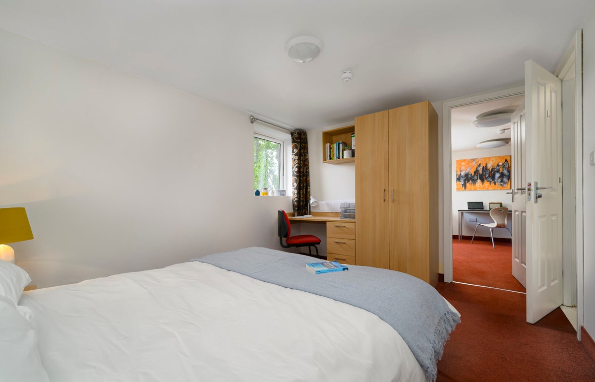 Room Cadnam Close in Birmingham